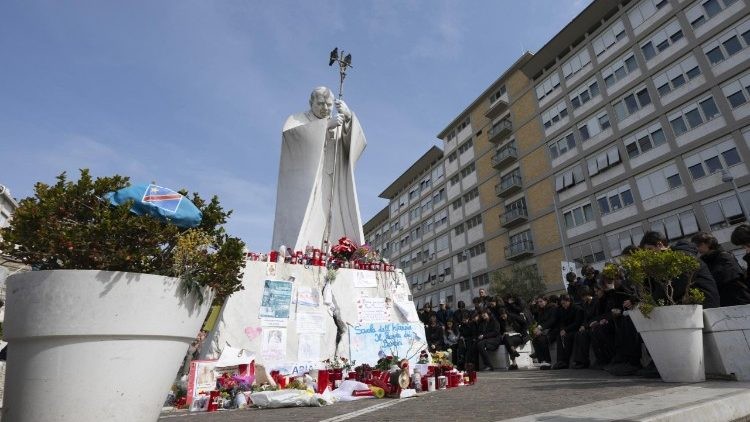 Mejora continua en la salud del Papa Francisco: su tratamiento y recuperación en la Policlínica Gemelli