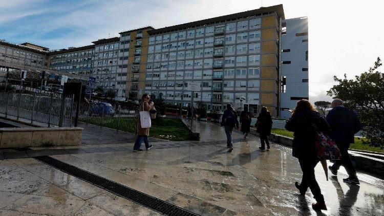 Papa Francisco continúa con sus deberes religiosos a pesar de su hospitalización: actualización de su estado de salud