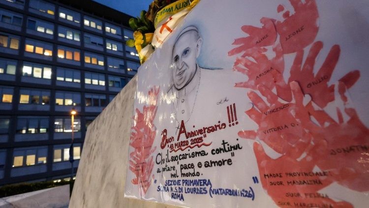 Duodécimo aniversario de pontificado del Papa Francisco en el Policlínico: su estado de salud se mantiene estacionario