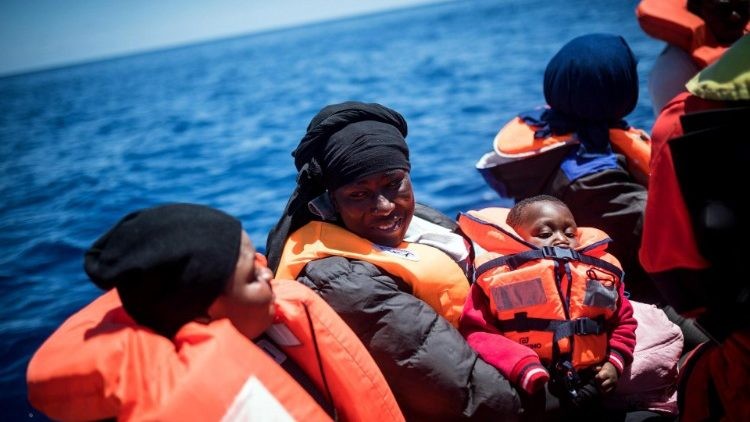 Padre Mattia Ferrari denuncia torturas a migrantes en Libia y pide respuesta cristiana urgente