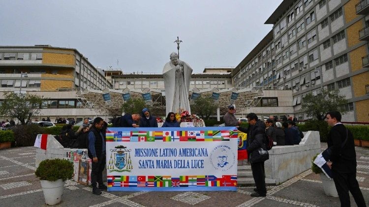 El Papa Francisco mejora gradualmente gracias a la oxigenoterapia: sigue en hospital