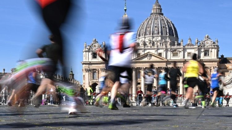 Maratón de Roma: 42 segundos de solidaridad con el Papa Francisco en la Athletica Vaticana