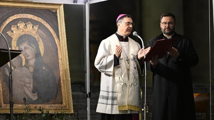 Rezo del Rosario en la Plaza de San Pedro por la salud del Papa Francisco y la paz mundial