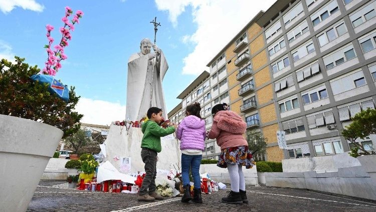 Papa Francisco: amor y oración en tiempos de enfermedad y agradecimiento a los niños del Hospital Gemelli