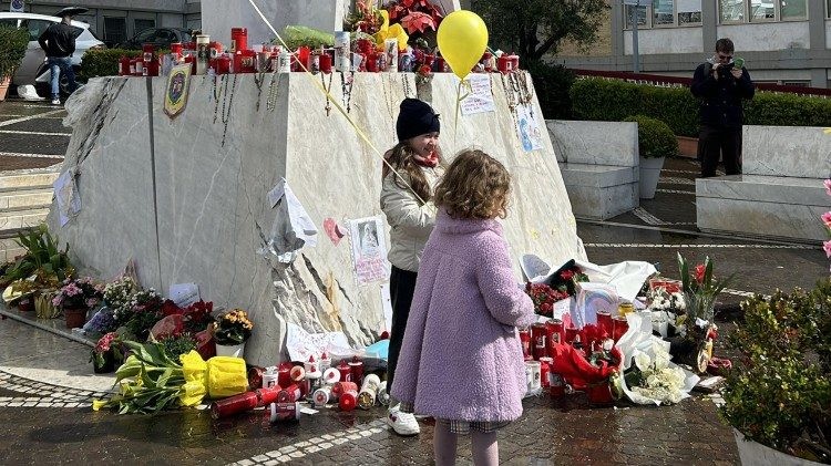 Niños italianos visitan y rinden homenaje al Papa Francisco en su recuperación en el hospital Gemelli