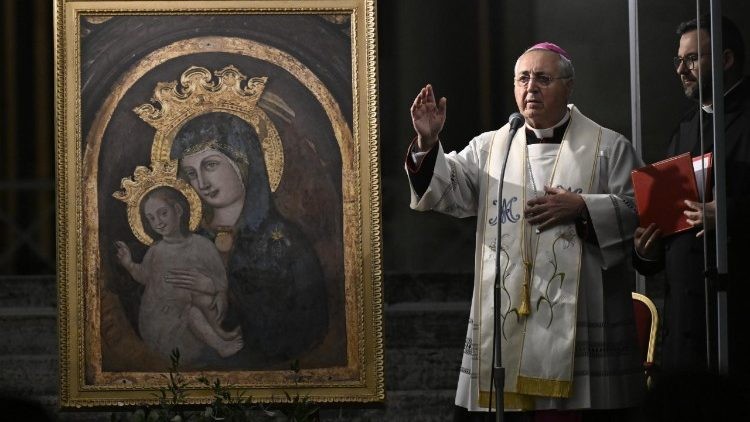 Rezo del Rosario en Plaza de San Pedro por la salud del Papa Francisco: una llamada a la unidad y la paz