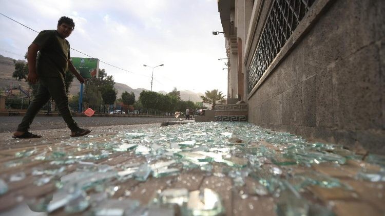 Segundo ataque de rebeldes hutíes a portaaviones de EE.UU. intensifica tensiones en Yemen