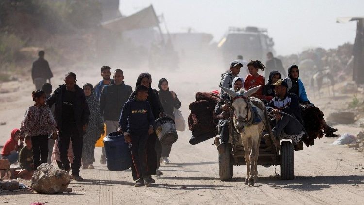 Bombas israelíes caen cerca de la parroquia de la Sagrada Familia en Gaza: el refugio de 500 desplazados