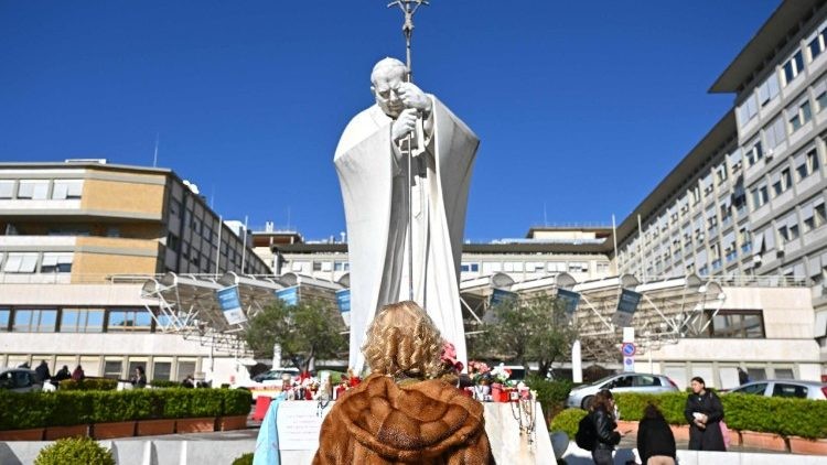 Papa Francisco mejora levemente: respira sin asistencia y su estado es estable