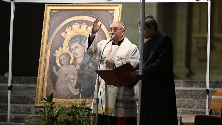 Cardenal De Donatis resalta a María como esperanza en Rosario por la salud del Papa Francisco