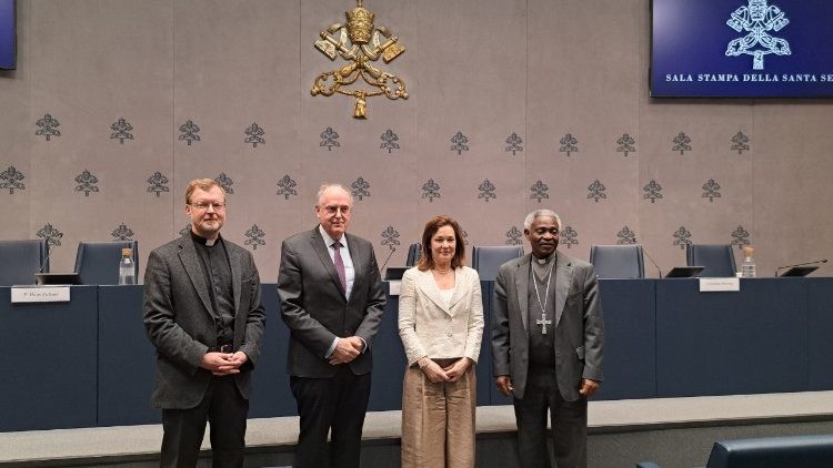 El Vaticano analiza riesgos y oportunidades de la Inteligencia Artificial para los niños
