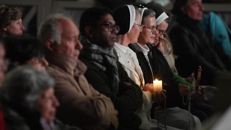Rosario diario en la Plaza de San Pedro por la salud del Papa Francisco desde febrero
