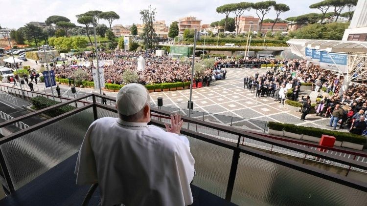 Reaparición pública del Papa Francisco desde la Policlínica Gemelli: un emotivo encuentro con sus seguidores
