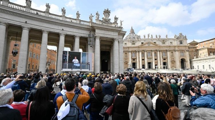 La Plaza de San Pedro llena de fervor y esperanza por la pronta recuperación del Papa Francisco