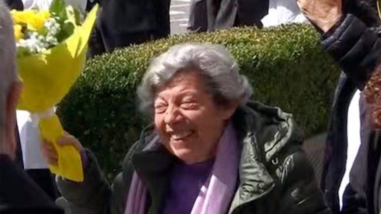 La señora de las flores amarillas: la mujer que entrega diariamente un ramo al Papa Francisco