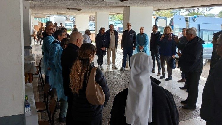 Cardenal Krajewski lidera iniciativa sanitaria para solicitantes de asilo en el Palacio Selam, Roma