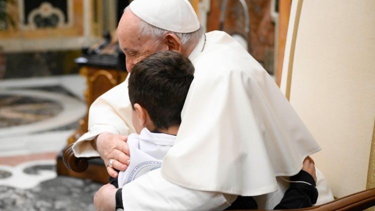 Papa Francisco insta a reforzar medidas de protección para menores en la Iglesia