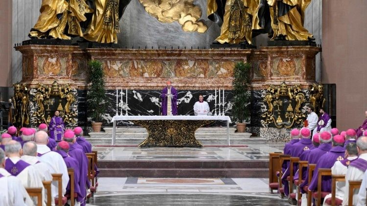 Cardenal Parolin preside la Asamblea sinodal en Italia y llama a superar la 'locura del poder'