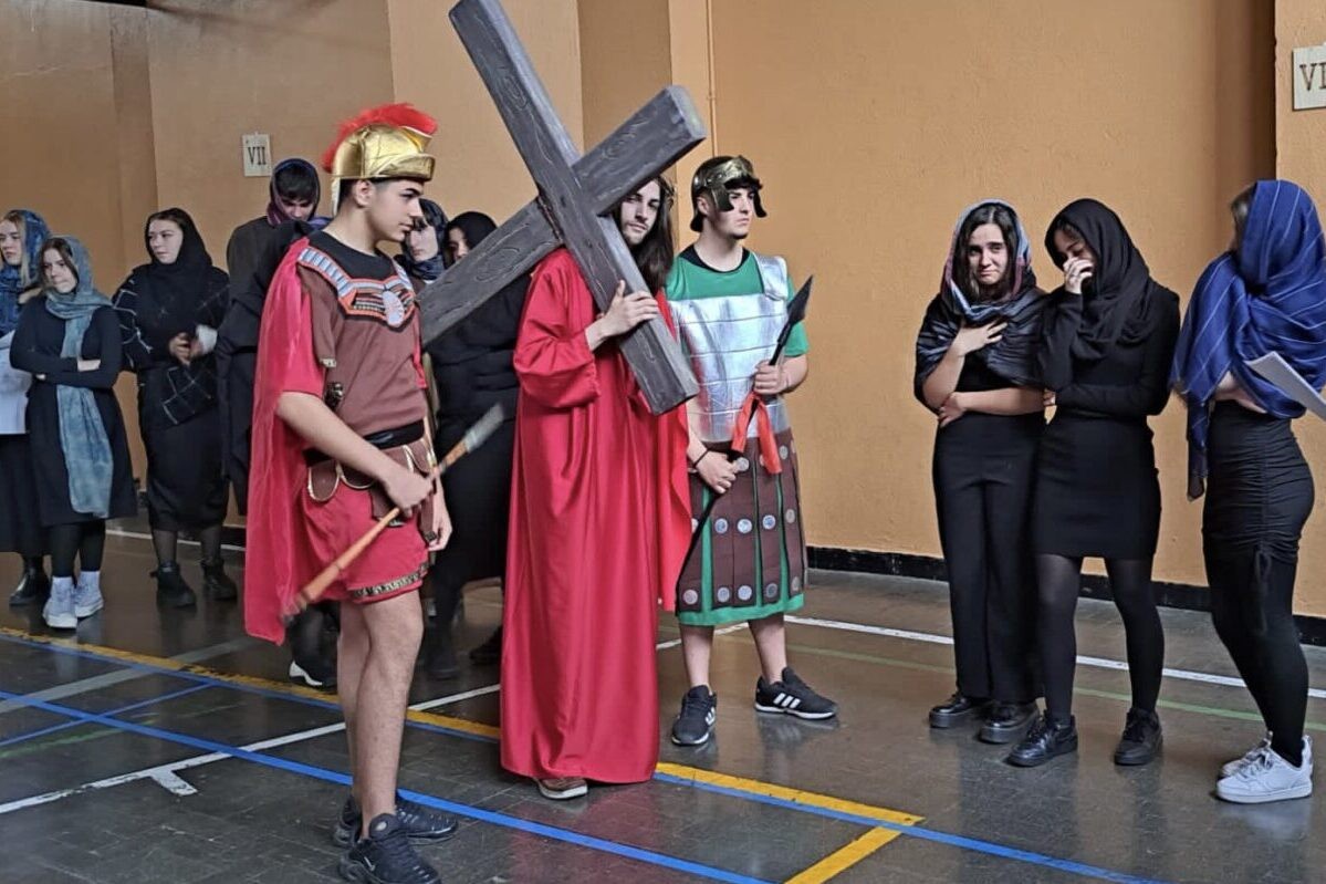 Representación de la Pasión por alumnos del colegio Paula Montal en Vitoria