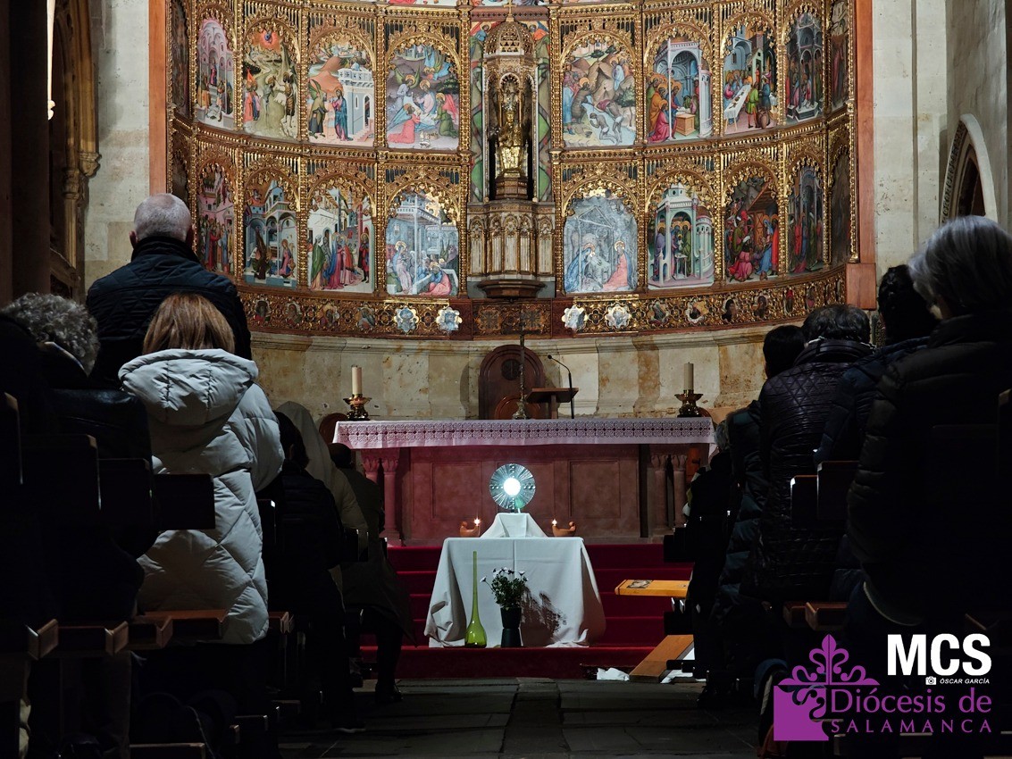 Vigilia De la Cruz a la luz en la Catedral de Salamanca reúne a fieles