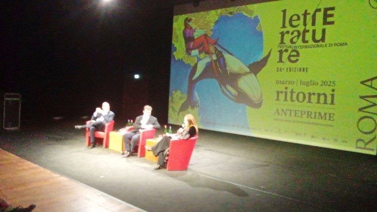 Javier Cercas presenta en Roma su novela sobre la vida eterna y el diálogo con el Papa