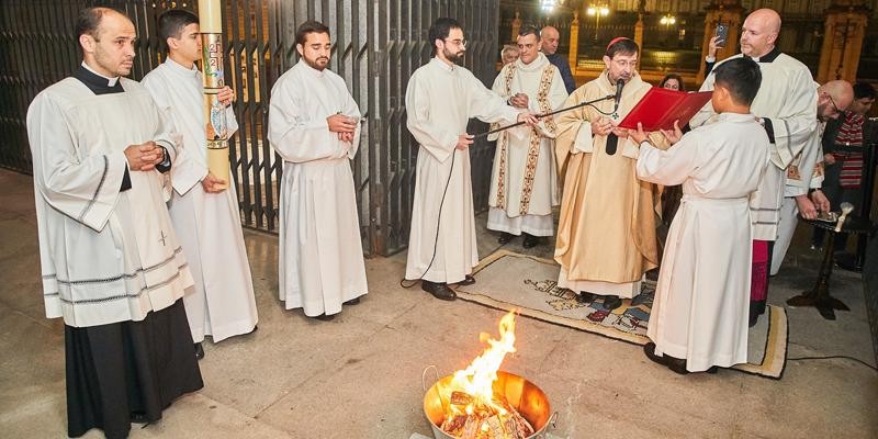 Vigilia Pascual en la Catedral de la Almudena: Sacramentos y Renovación de Fe