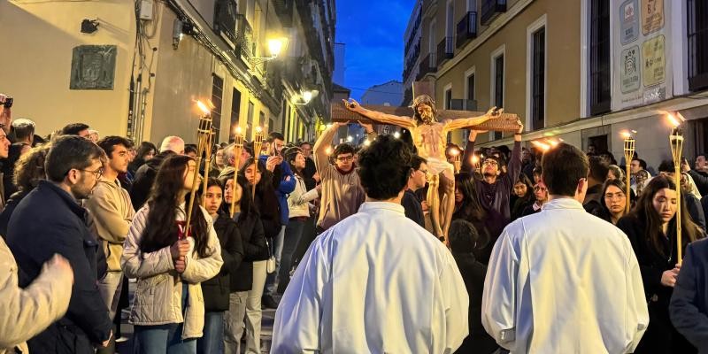 Vía Crucis en Madrid: Jóvenes y Cardenal Cobo recorren las calles hasta la Almudena
