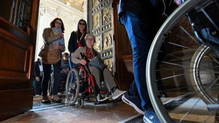 Jubileo de los Enfermos en el Vaticano: 20.000 Peregrinos Oran por el Papa Francisco