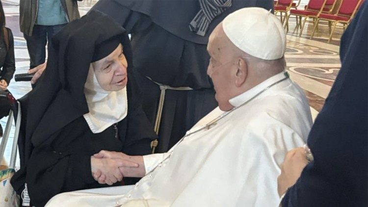 El Papa Francisco se encuentra con religiosa de 94 años tras 75 años en clausura