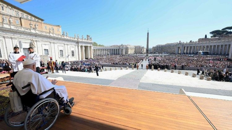 El Papa Francisco mejora en su recuperación y mantiene contacto limitado con el Vaticano