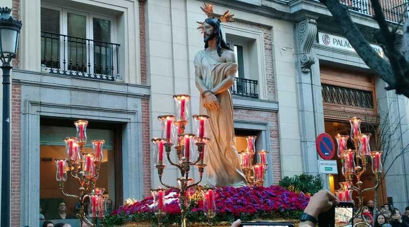 Procesión de Jesús El Divino Cautivo en el barrio de Salamanca el 17 de abril