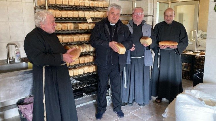 El Cardenal Krajewski entrega ambulancias y ayuda alimentaria en Ucrania