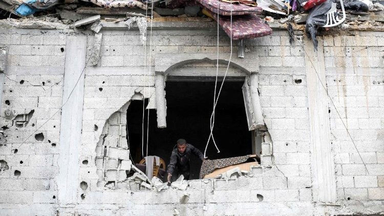 El Papa Francisco llama al párroco de Gaza y reitera su llamamiento a la paz