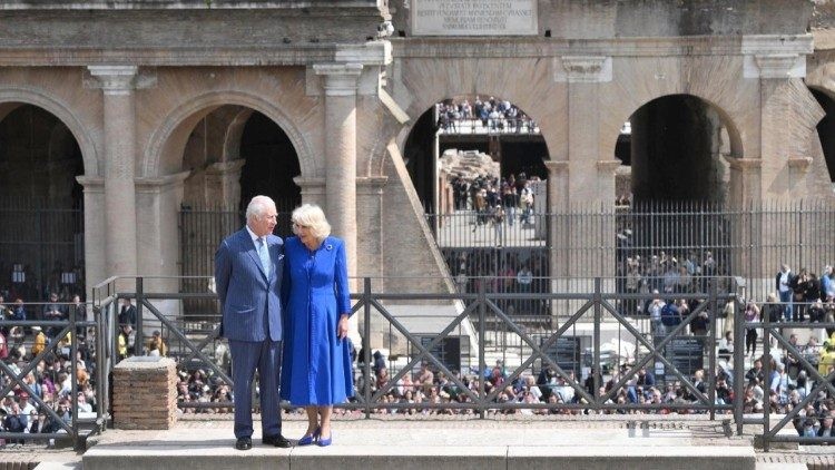 El Rey Carlos III y la Reina Camilla visitan al Papa Francisco en el Vaticano