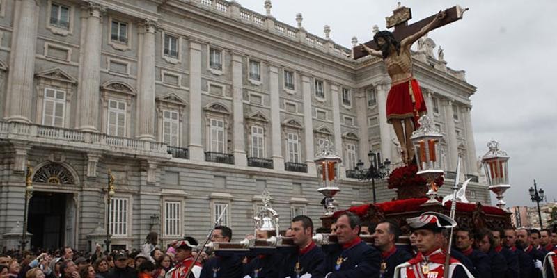 Procesión del Cristo de los Alabarderos en Madrid el 7 de abril desde el Palacio Real