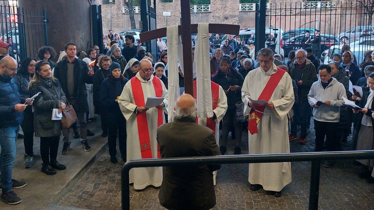 El Vía Crucis de los Invisibles en Roma visibiliza la exclusión social