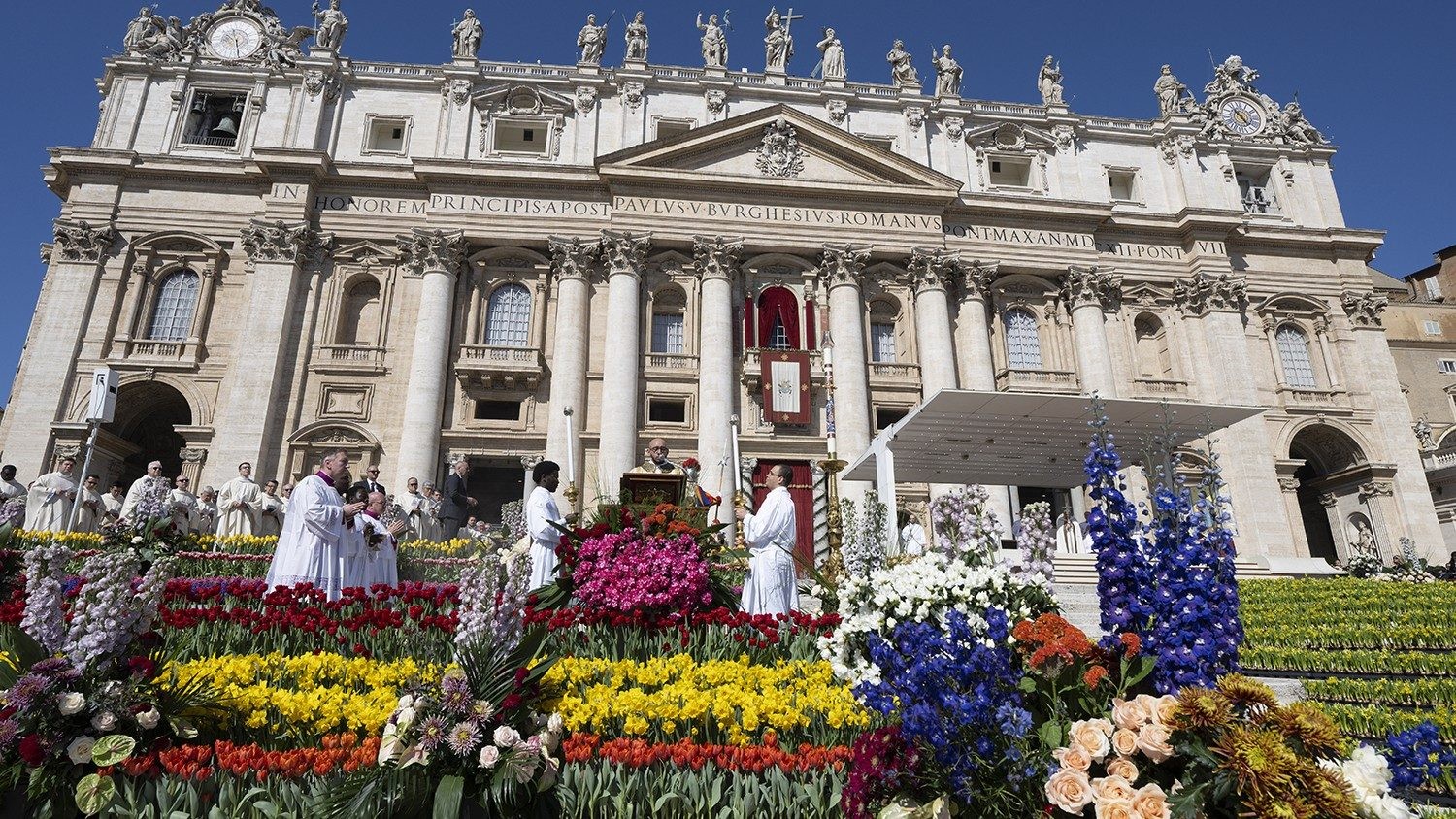 El Vaticano inicia preparativos florales para la Semana Santa 2024