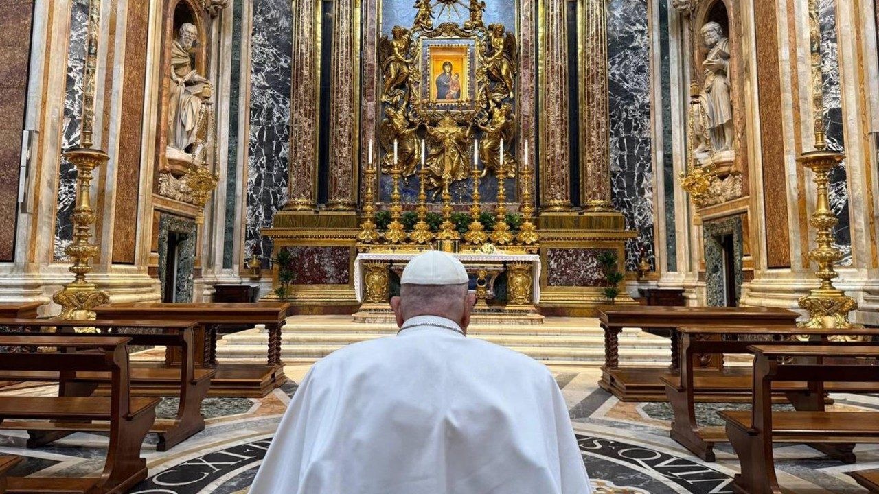 El Papa Francisco rinde homenaje a la Salus Populi Romani en Roma antes de Semana Santa