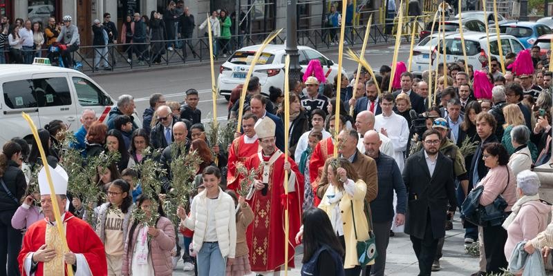 El cardenal José Cobo preside el Domingo de Ramos en la Almudena, Madrid