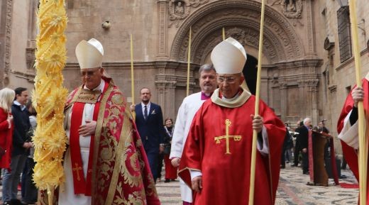El obispo de Cartagena preside la misa de Domingo de Ramos en la Catedral