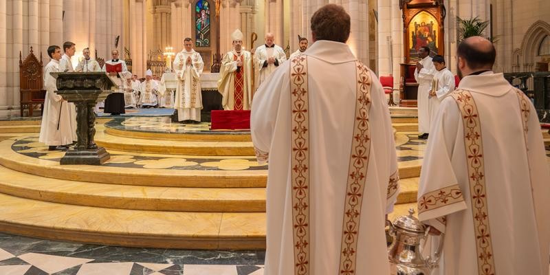 Más de 800 sacerdotes renuevan promesas en la Misa Crismal de Madrid
