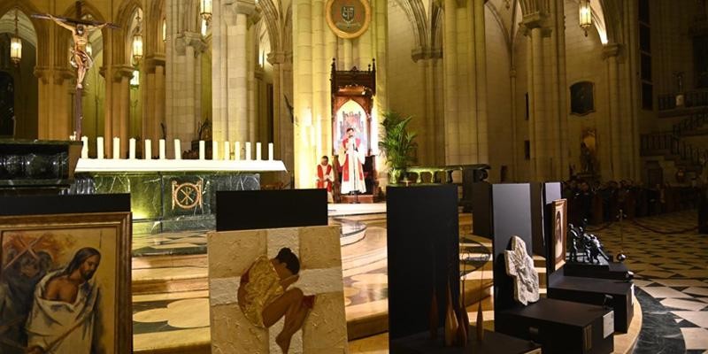 El Vía Crucis Diocesano reúne a fieles en la catedral de la Almudena de Madrid