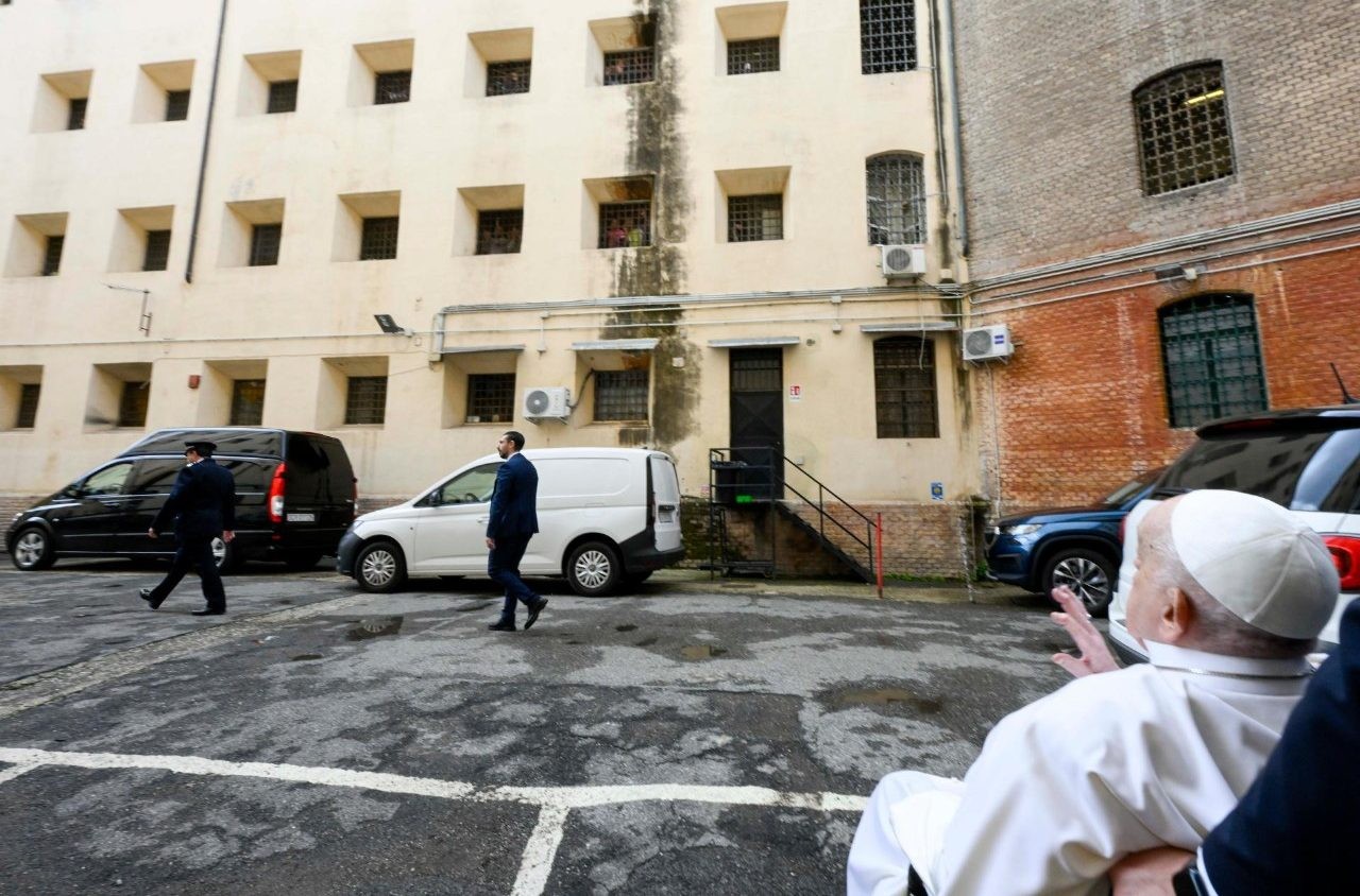 El Papa Francisco visita la cárcel Regina Coeli en Roma durante el Jueves Santo