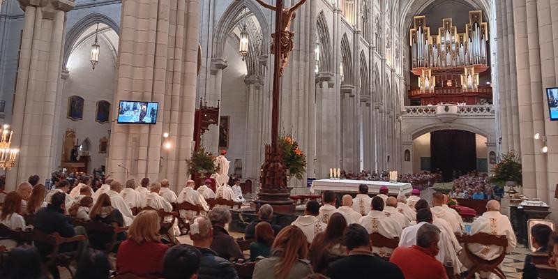 La catedral de la Almudena rompe austeridad en Jueves Santo con flores y vestiduras blancas