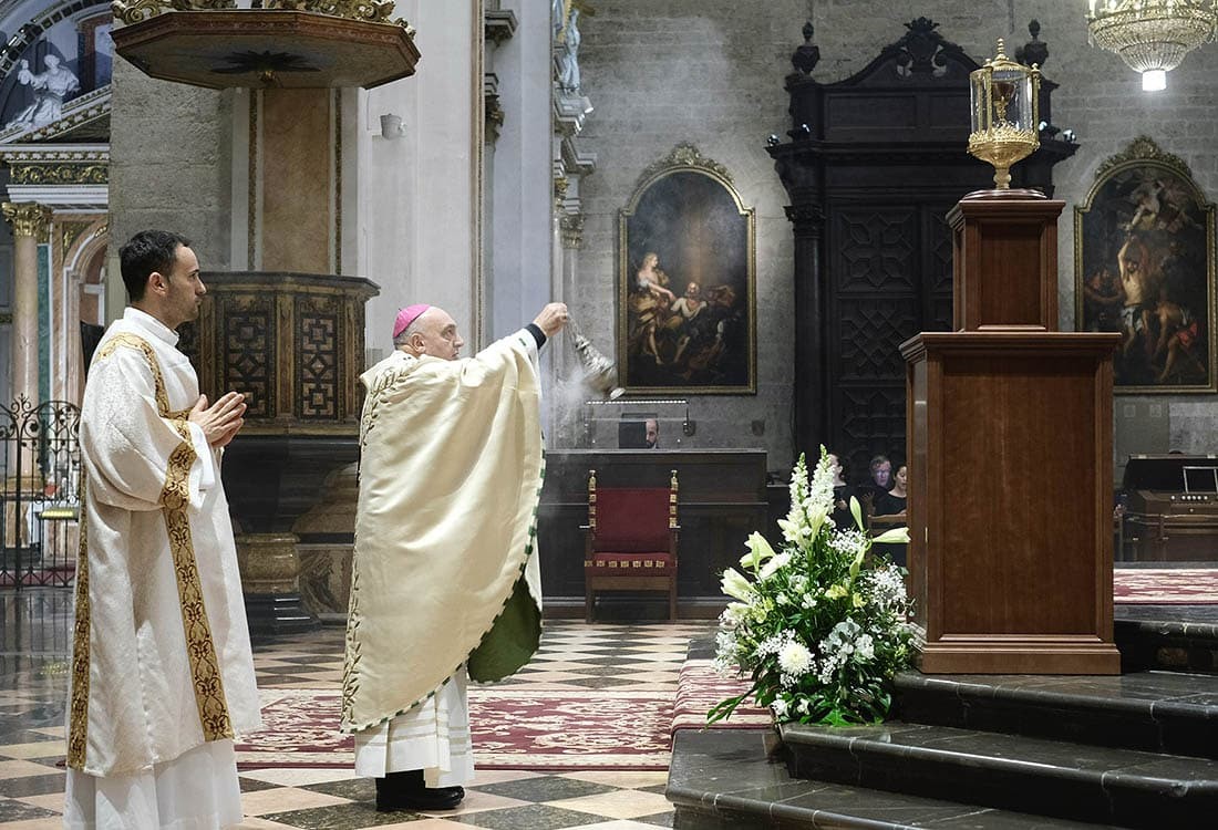El Santo Cáliz protagoniza la misa del Jueves Santo en Valencia
