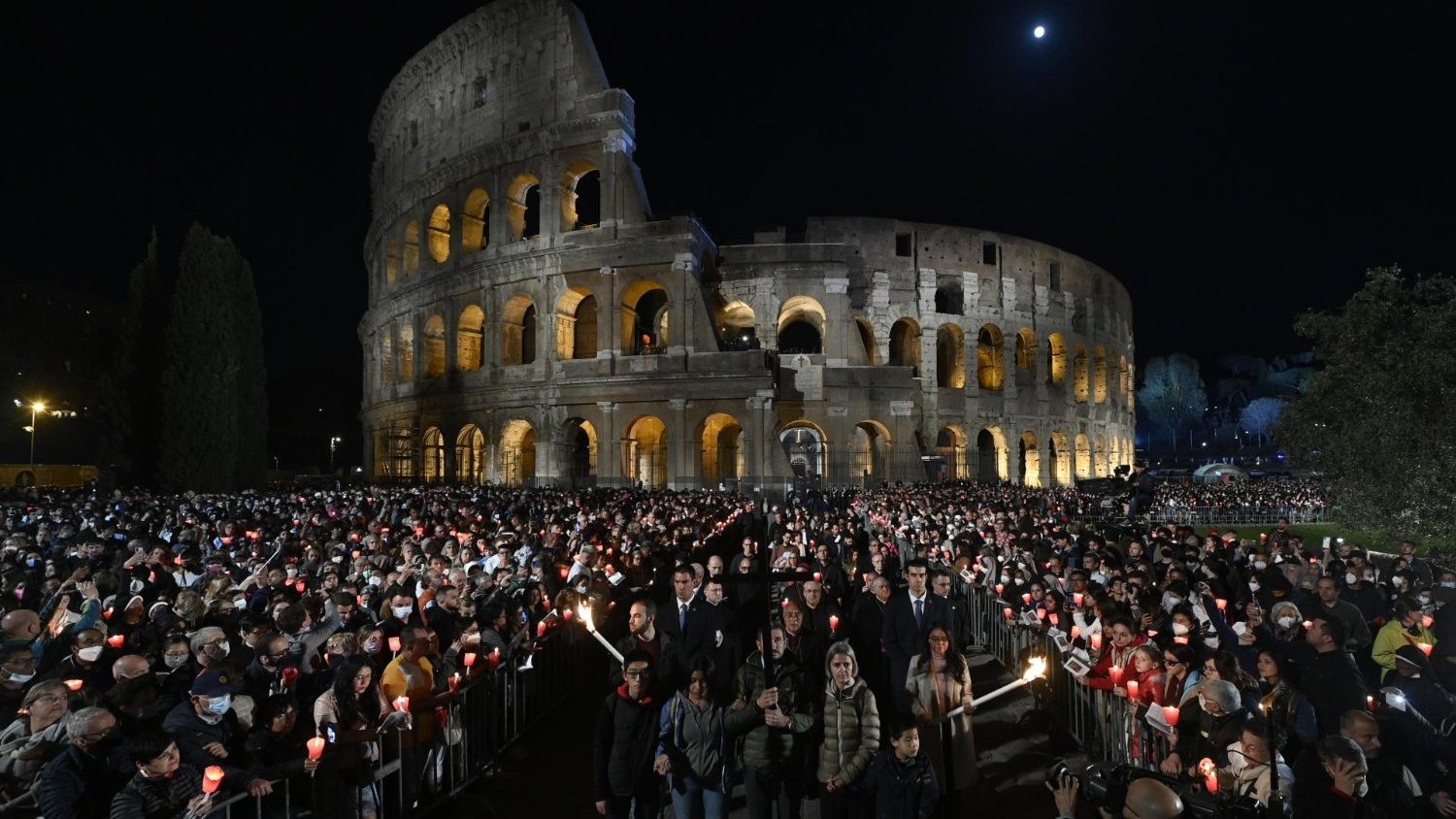 El Papa Francisco reflexiona sobre la economía de Dios en el Vía Crucis del Coliseo