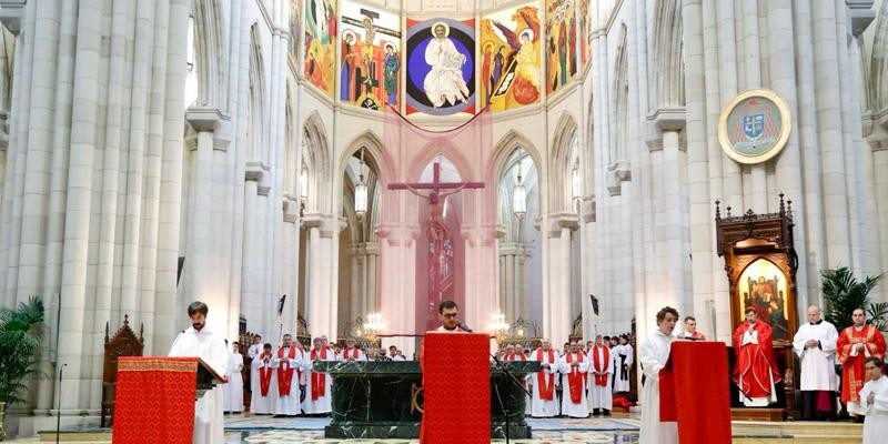 El cardenal Cobo preside la liturgia del Viernes Santo en la Almudena