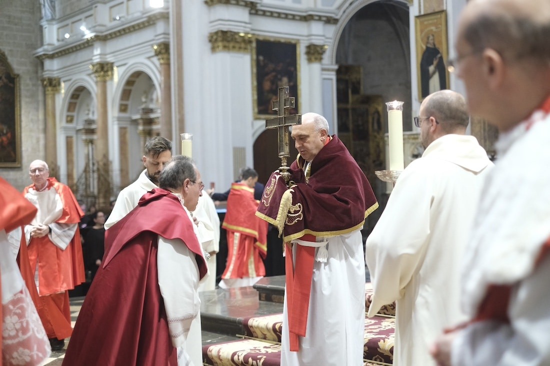 El arzobispo de Valencia preside la liturgia de la Pasión en la catedral