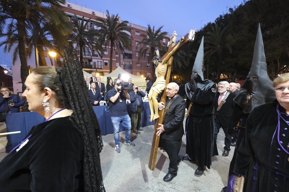 El Arzobispo de Valencia preside la procesión del Santo Entierro en Semana Santa Marinera