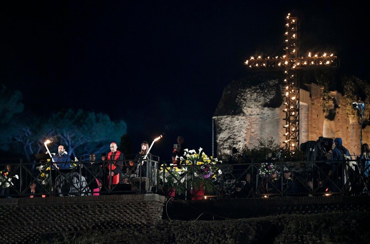 El Coliseo de Roma acoge un Vía Crucis centrado en la Pasión de Cristo y el presente